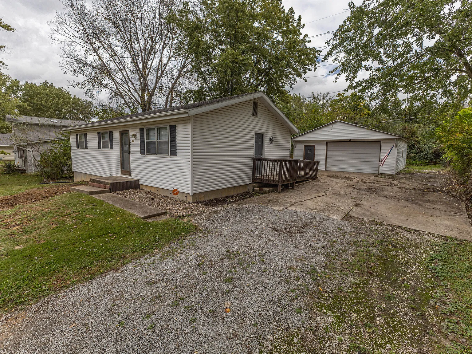 3 bed, 1.0 bath, 960 sqft, $1,300 — Photo 2