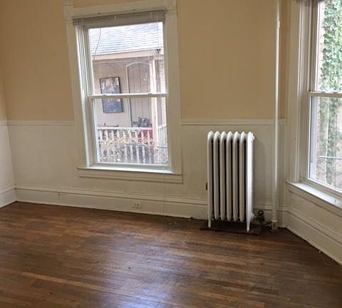 3rd image of 817 Livingston Ave NE APT 3