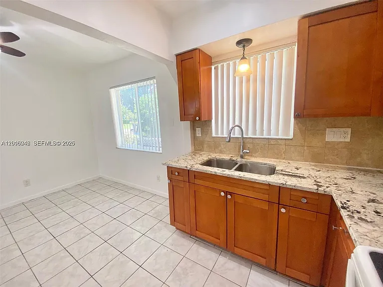 2345 Douglas St — Photo 11