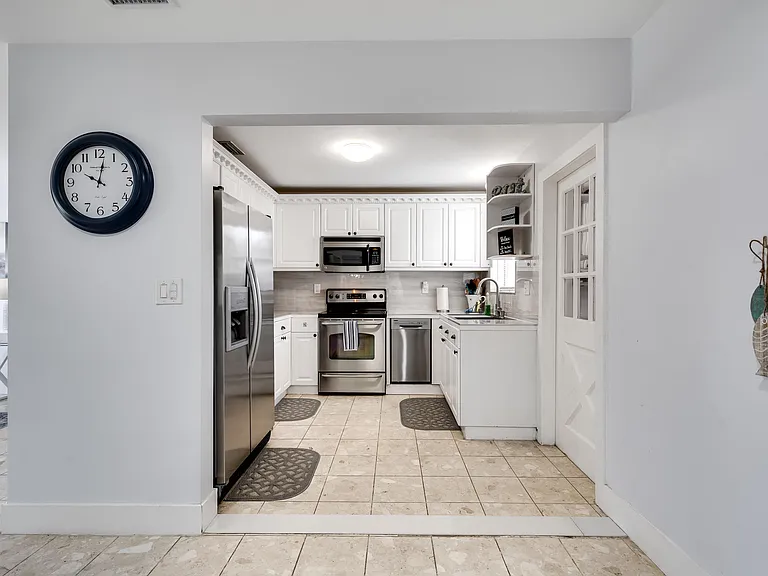 242 SW 9th St — Photo 9