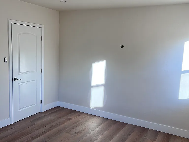 1327 Spazier Ave — Photo 7