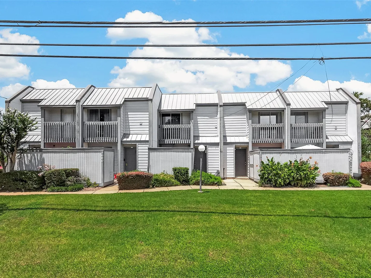 2 bed, 1.5 bath, 1050 sqft, $1,850 — Photo 2