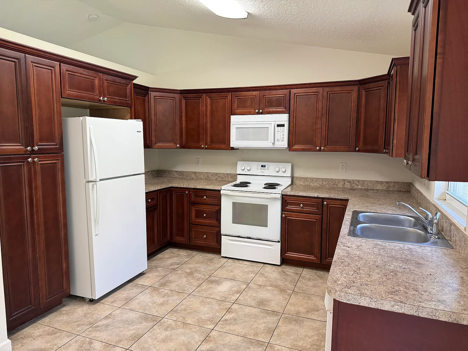 3 bed, $1,995 — Photo 3