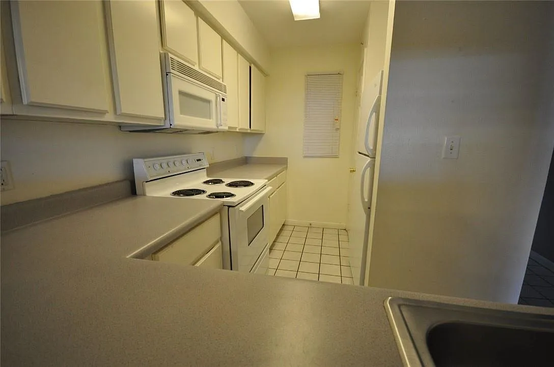 3 bed, 2.0 bath, 1211 sqft, $2,500 — Photo 3