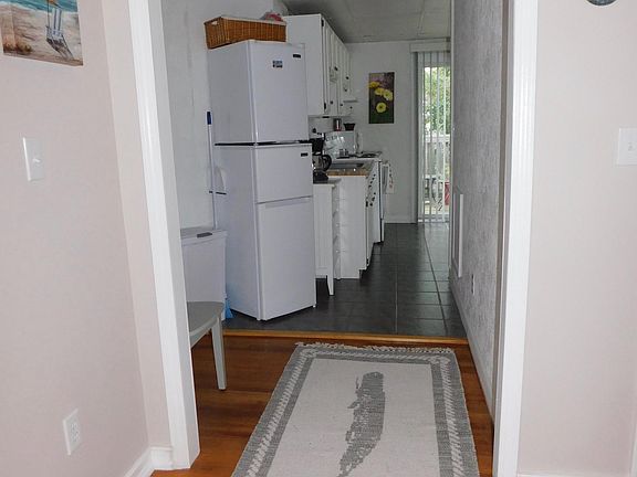 4th image of 17 Tunis Ave #4