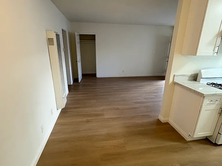 429 W Glenoaks Blvd #4 — Photo 2