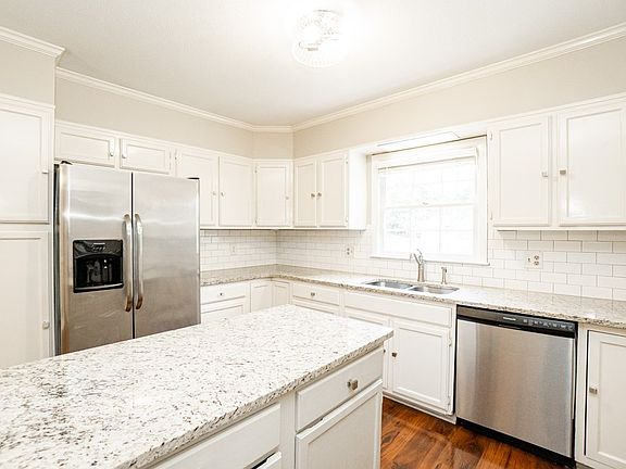 5th image of 3207 Lancaster Ln