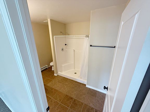 En suite primary bathroom