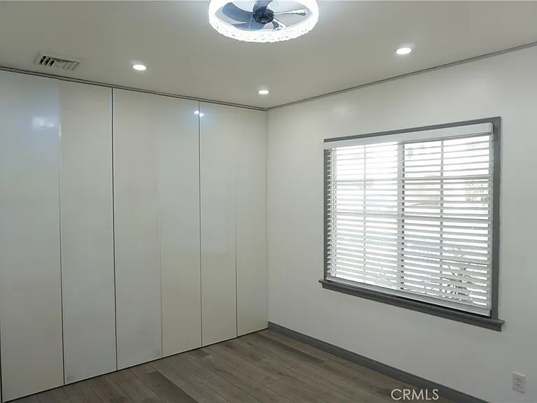 5540 Balboa Blvd — Photo 27