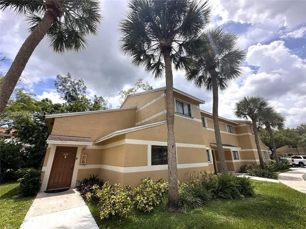 209 Palm Cir E, Hollywood, FL 33025