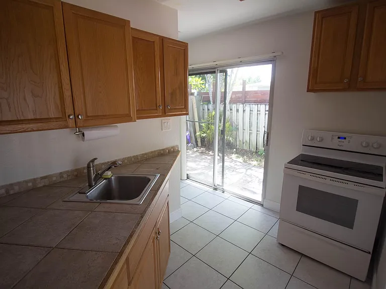 909 NE 12th Ave — Photo 5