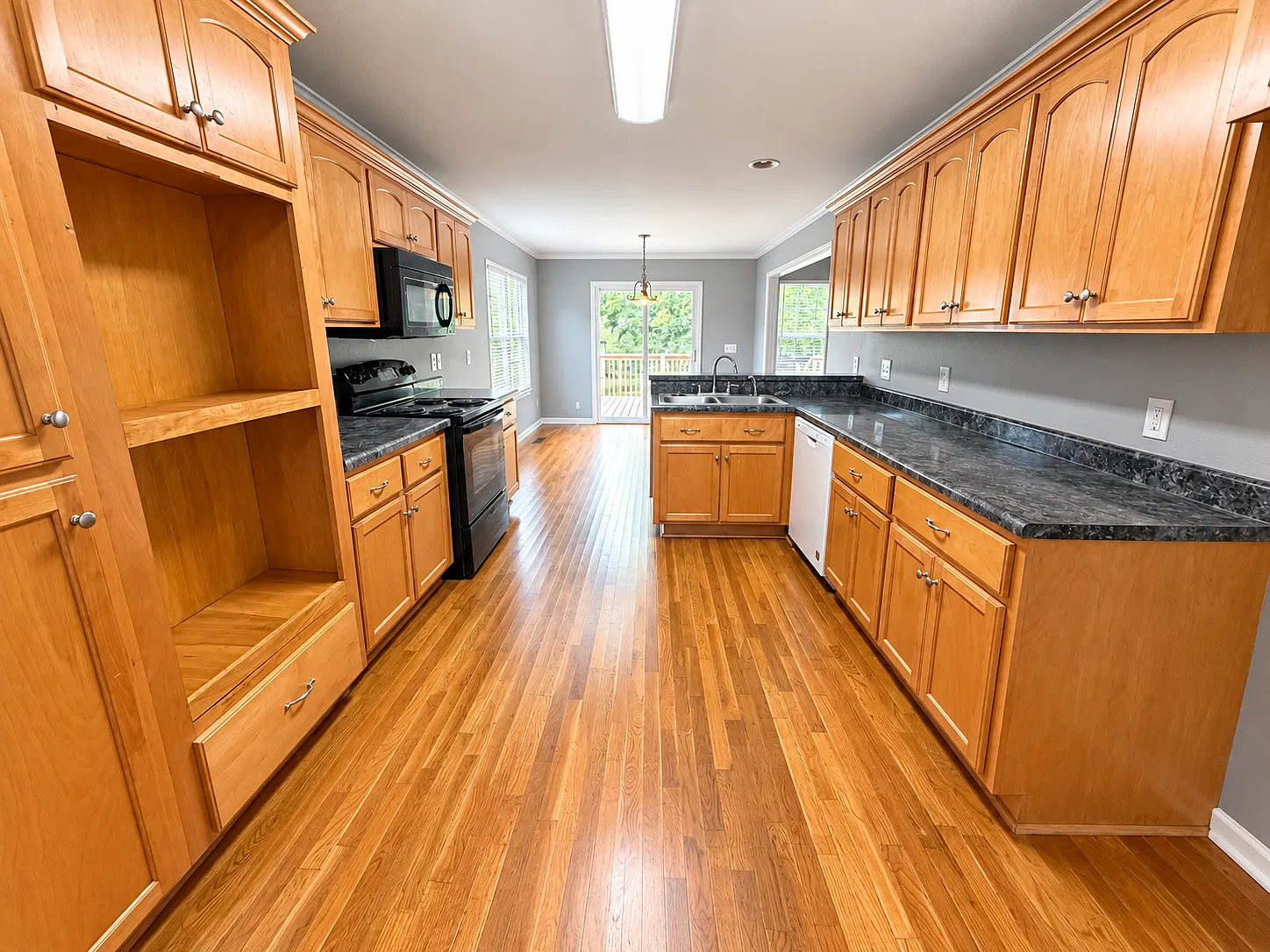 3 bed, 2.5 bath, 2290 sqft, $2,385 — Photo 3