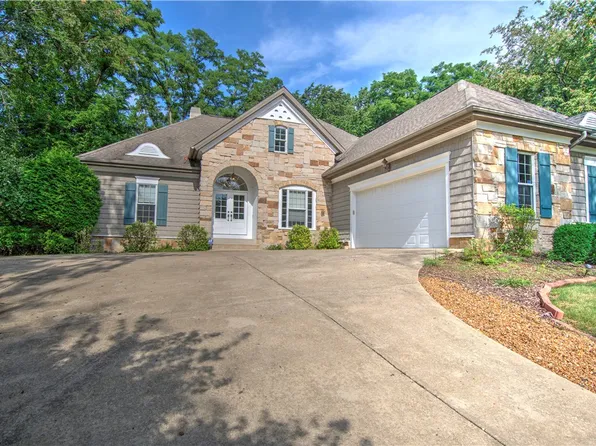 530 N Country Club Mdw, Decatur, IL 62521