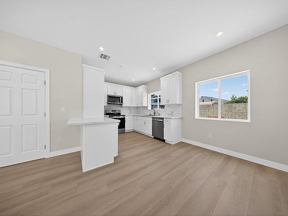 4th image of 11842 Arminta St