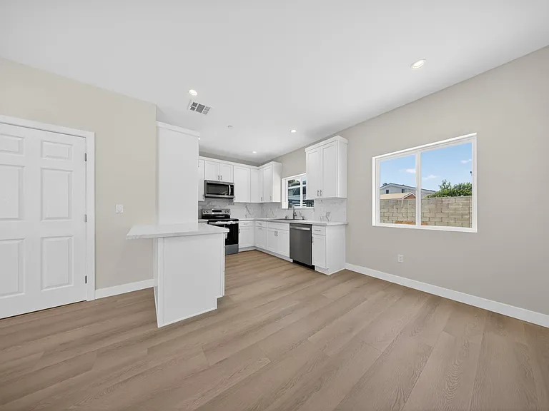 11840 Arminta St — Photo 36