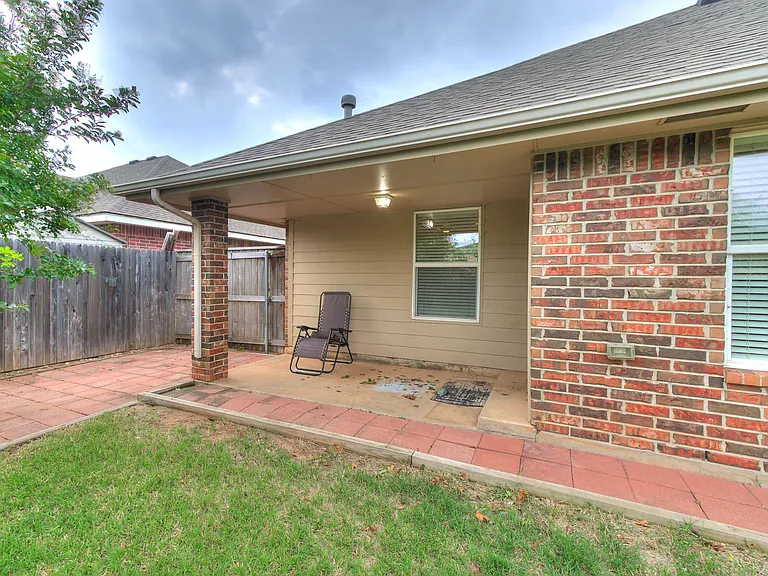 2109 Bradford Way — Photo 11
