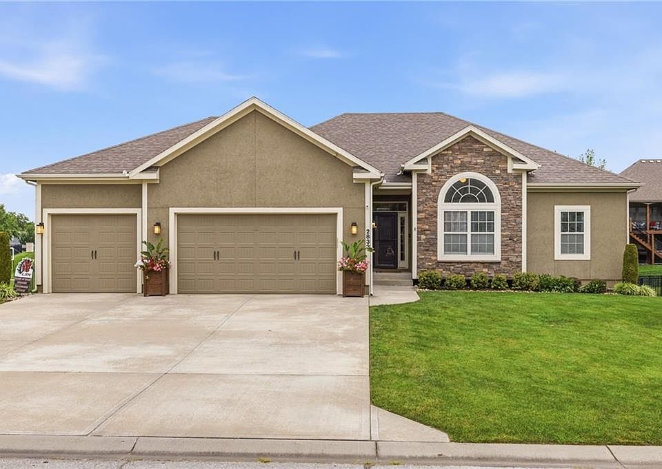 1st image of 2833 NE Parkview Ln
