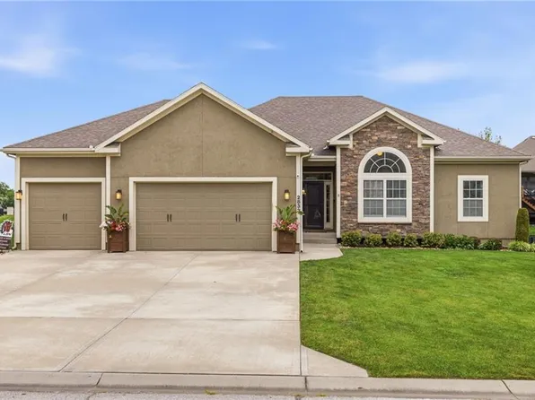 2833 NE Parkview Ln, Lees Summit, MO 64086
