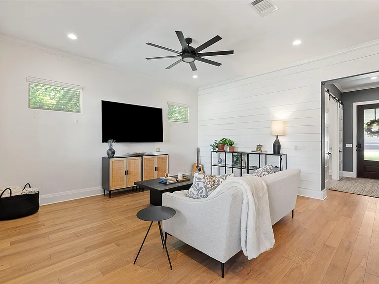 1410 Hart St — Photo 20