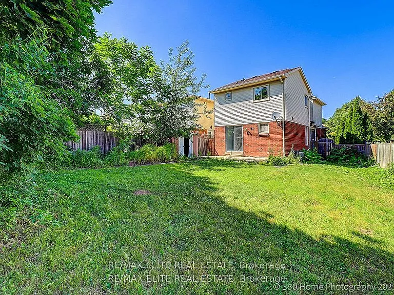 2032 Glenada Cres — Photo 24