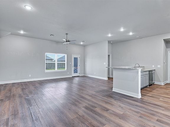 5th image of 2805 Tulip Dr
