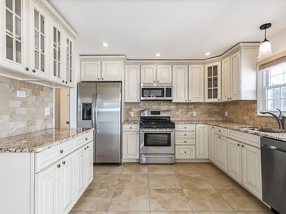 4th image of 15 Crandall Dr