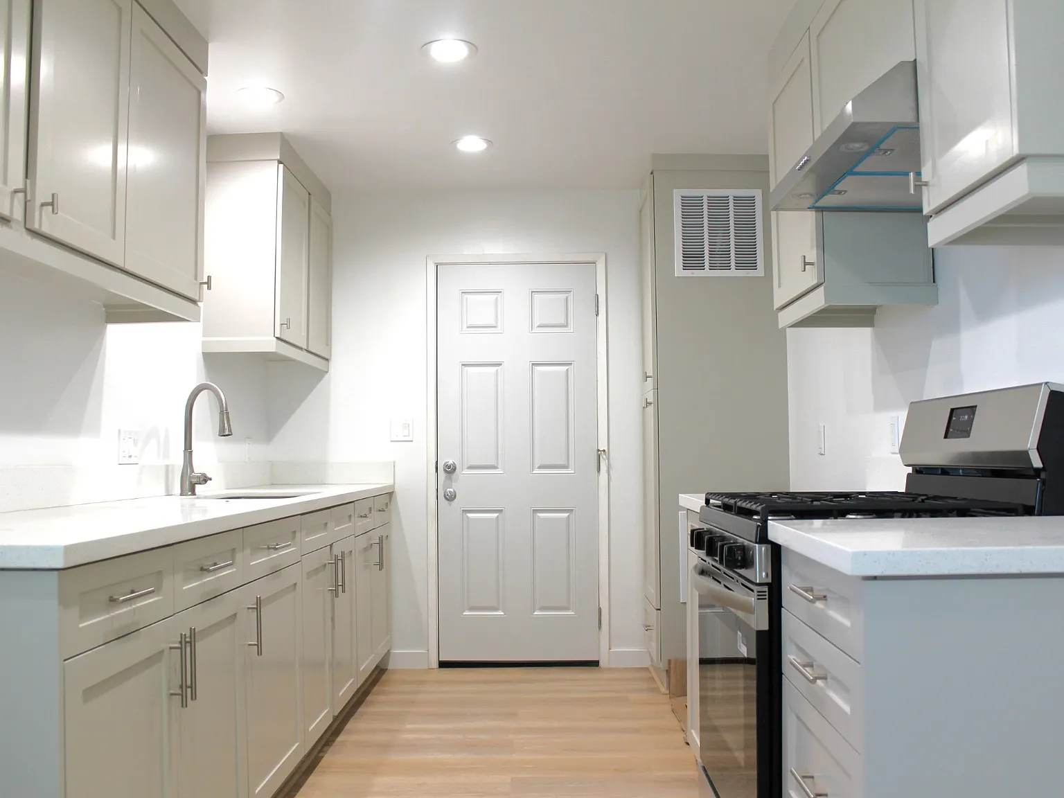 2 bed, 900 sqft, $3,300 — Photo 3