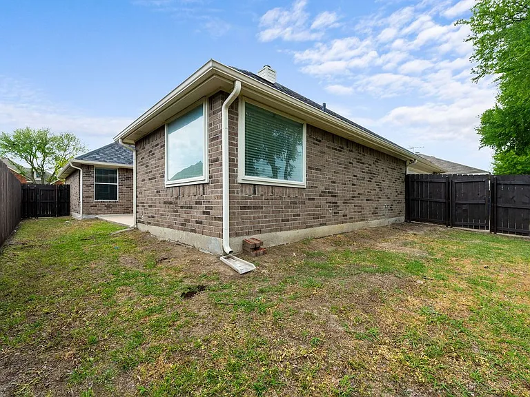 3205 Hamlett Ln — Photo 5
