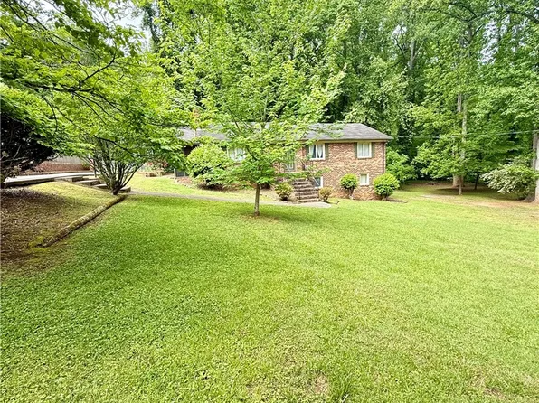 7 River Oaks Dr, Greenville, SC 29611