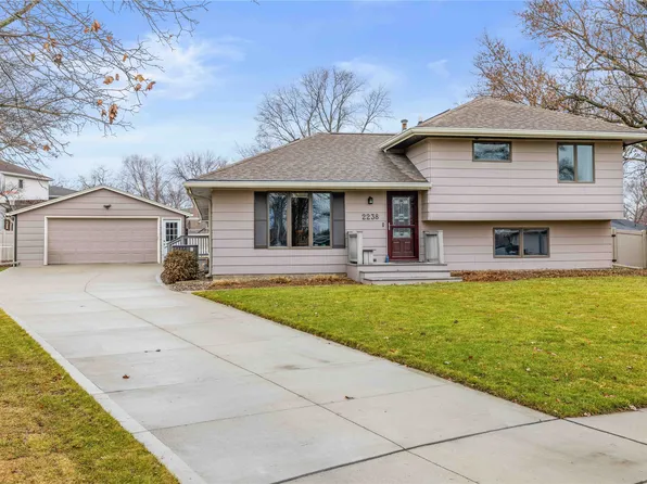 2238 Camelot Ct, Altoona, IA 50009