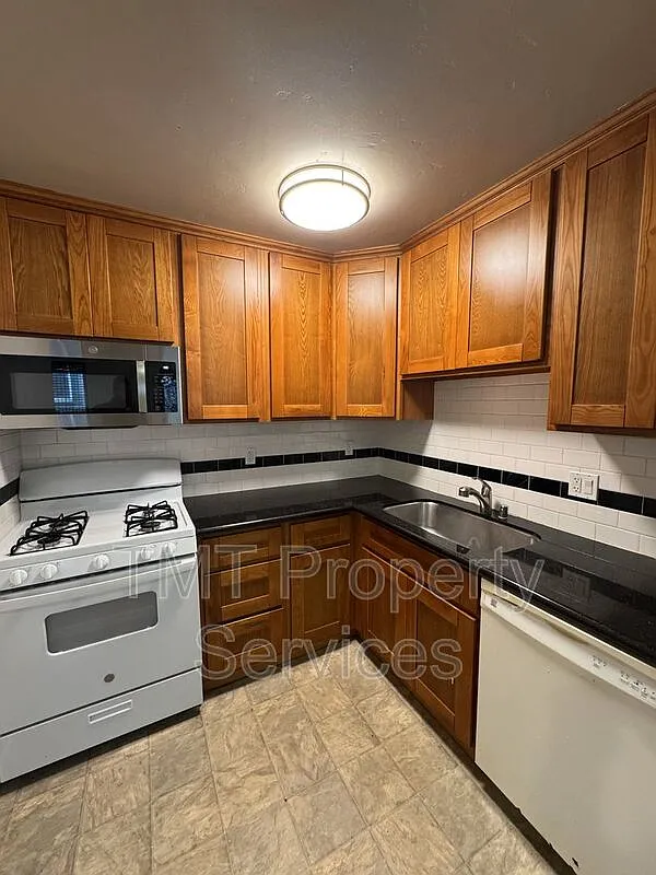 1 bed, 1.0 bath, 700 sqft, $1,300 — Photo 2