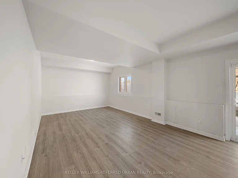 1466 Stovell Cres #MAIN UPPER — Photo 38
