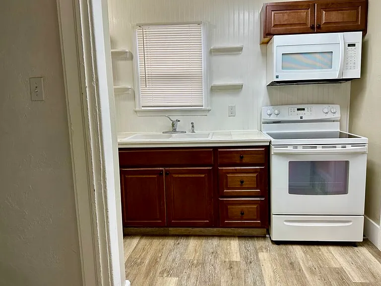 317 W Carson St — Photo 5