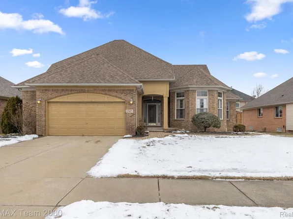 21617 Summerfield Dr, Macomb, MI 48044