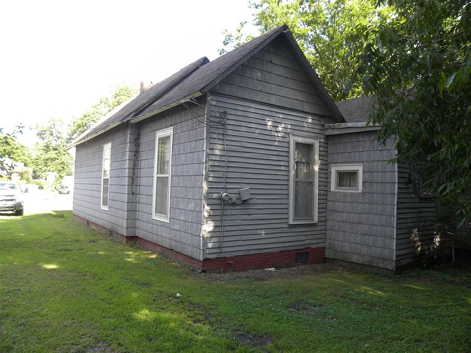 2nd image of 121 N Fairgrounds St