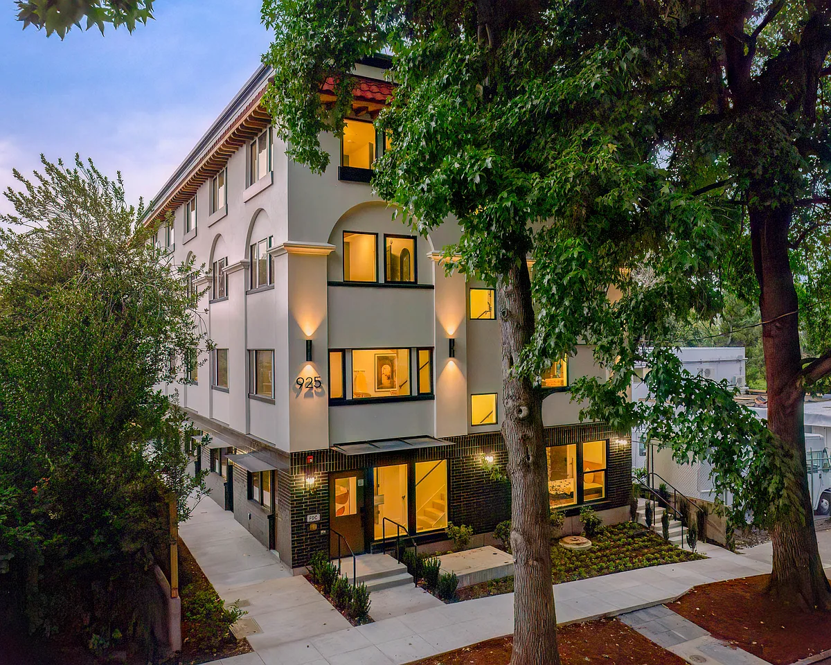 Building Photo - 915 NE 23rd Ave #E