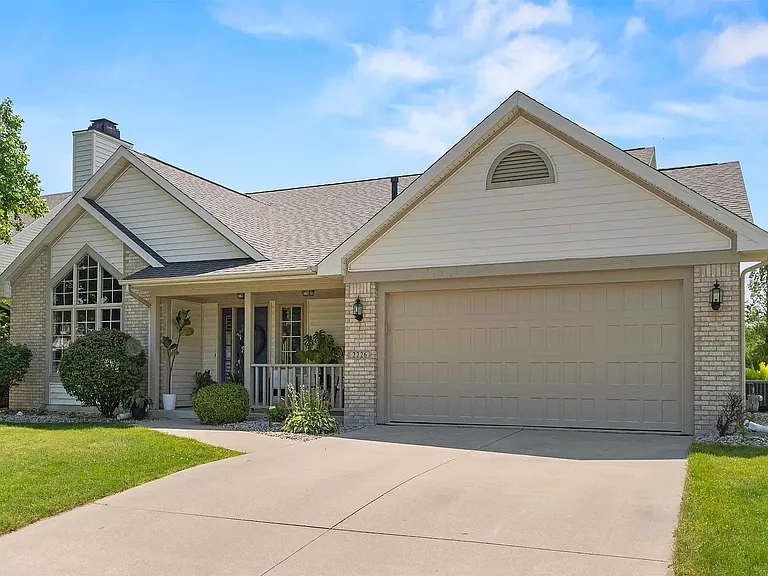 2226 Bluewater Trl — Photo 2
