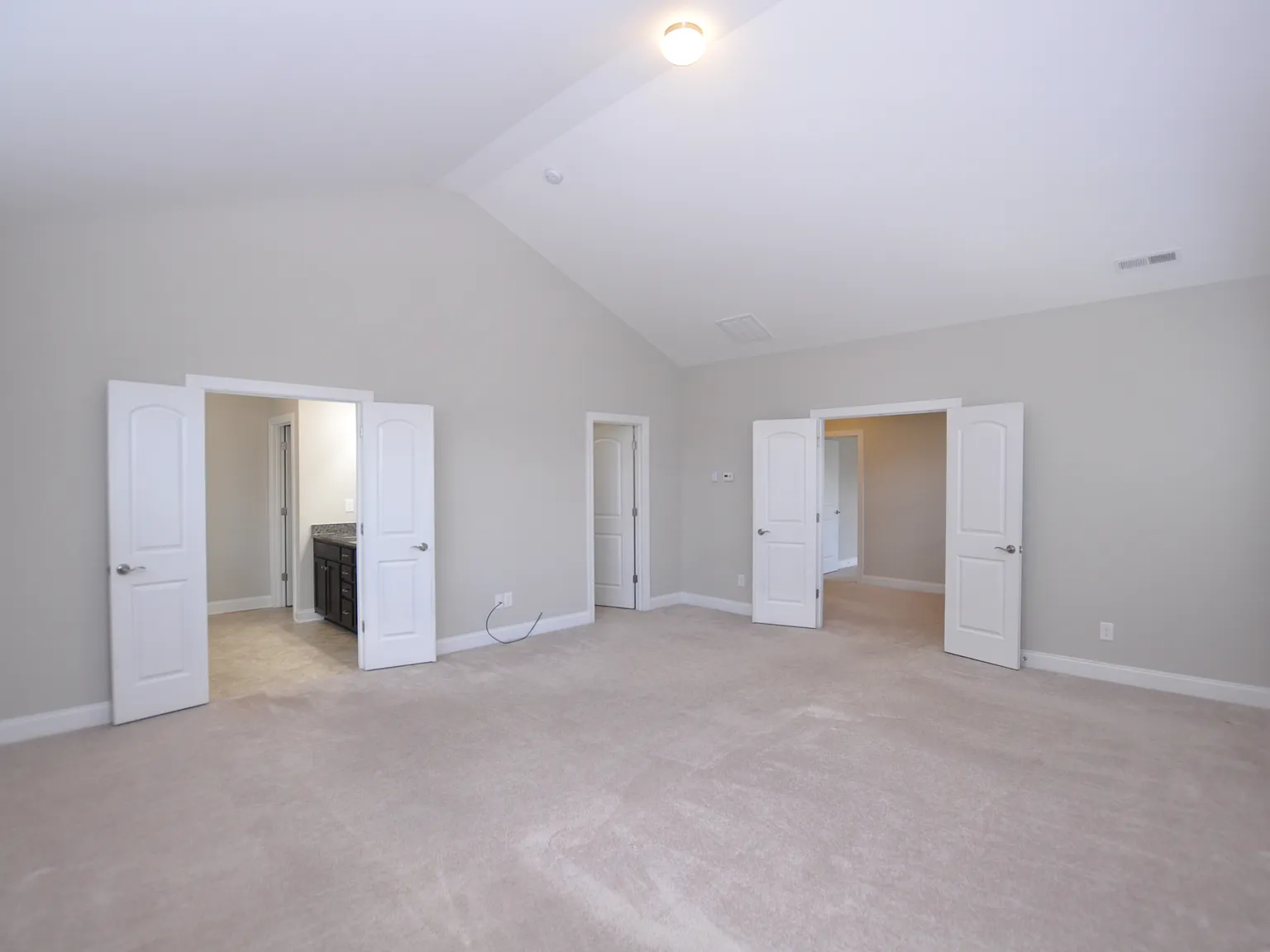 5 bed, 3100 sqft, $3,050 — Photo 2