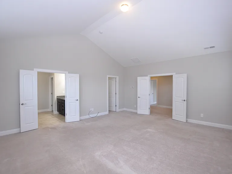 1004 Sterling Dr — Photo 2