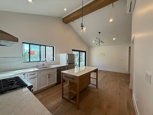 Vaulted ceiling, Modern finishes