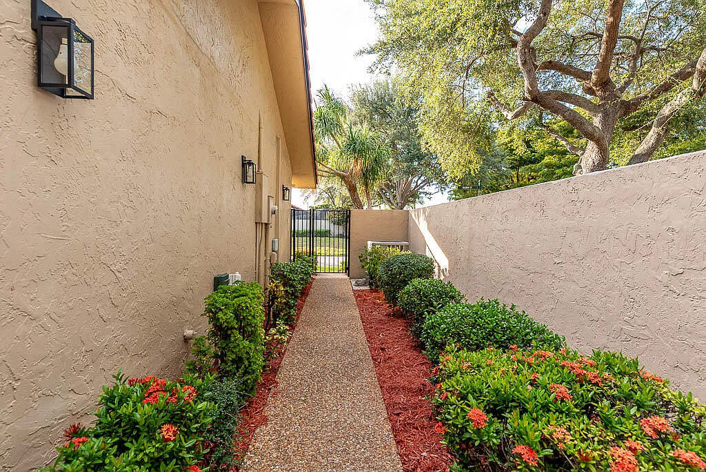 3 bed, 2.5 bath, 1976 sqft, $5,250 — Photo 4