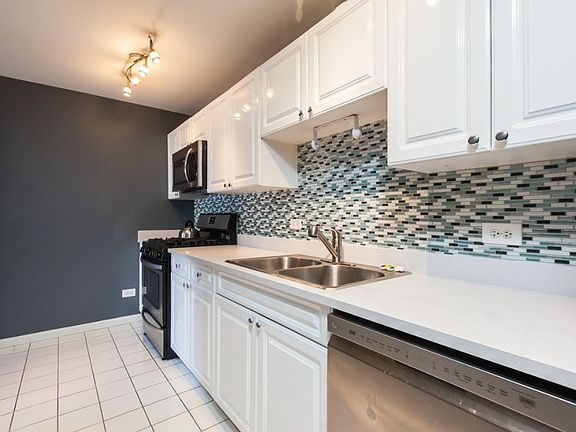 4th image of 435 W Oakdale Ave #3