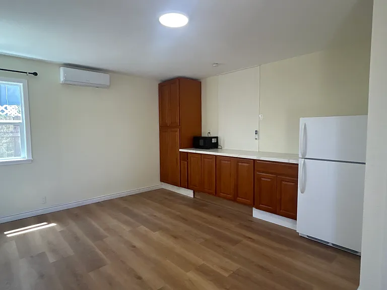924 W Colorado Blvd #B — Photo 2