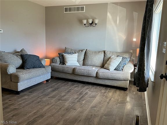 2nd image of 1850 Merle Rd