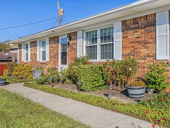 3rd image of 635 Shaftsbury Ct