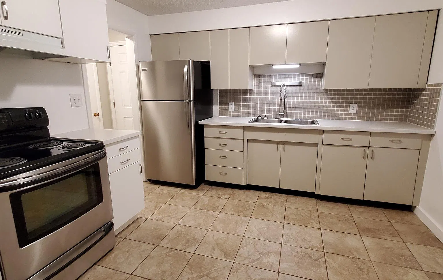 154 E Wentworth Ave — Photo 2