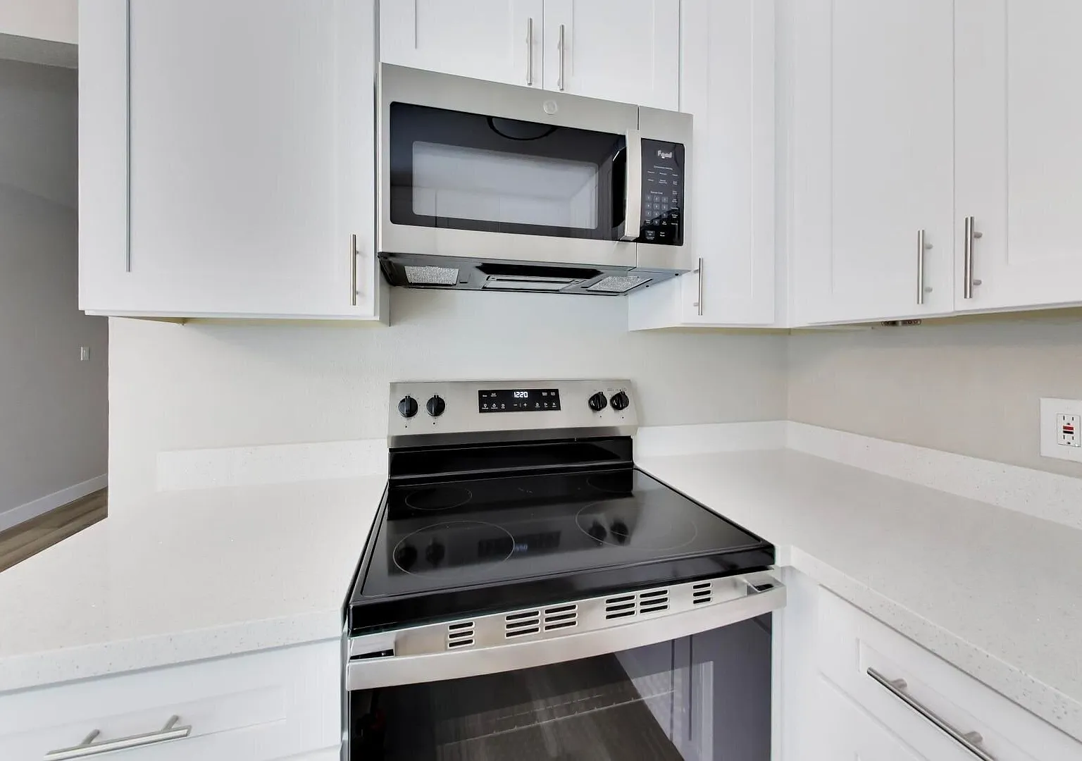 Brand New Renovation - 2 Bed 1 Bath in Mountain View! — Photo 2