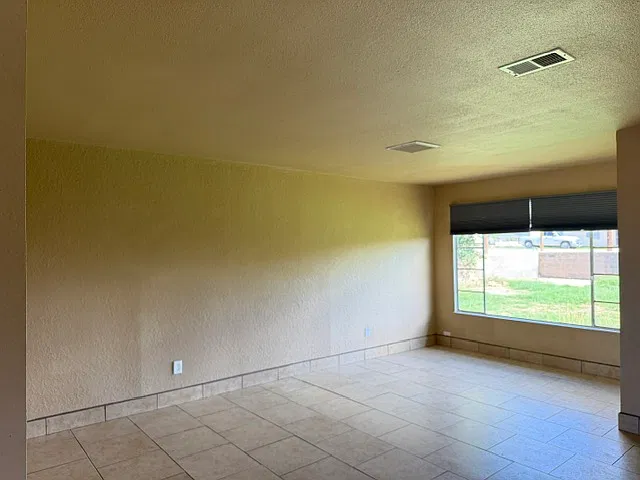 4 bed, 1400 sqft, $1,450 — Photo 2
