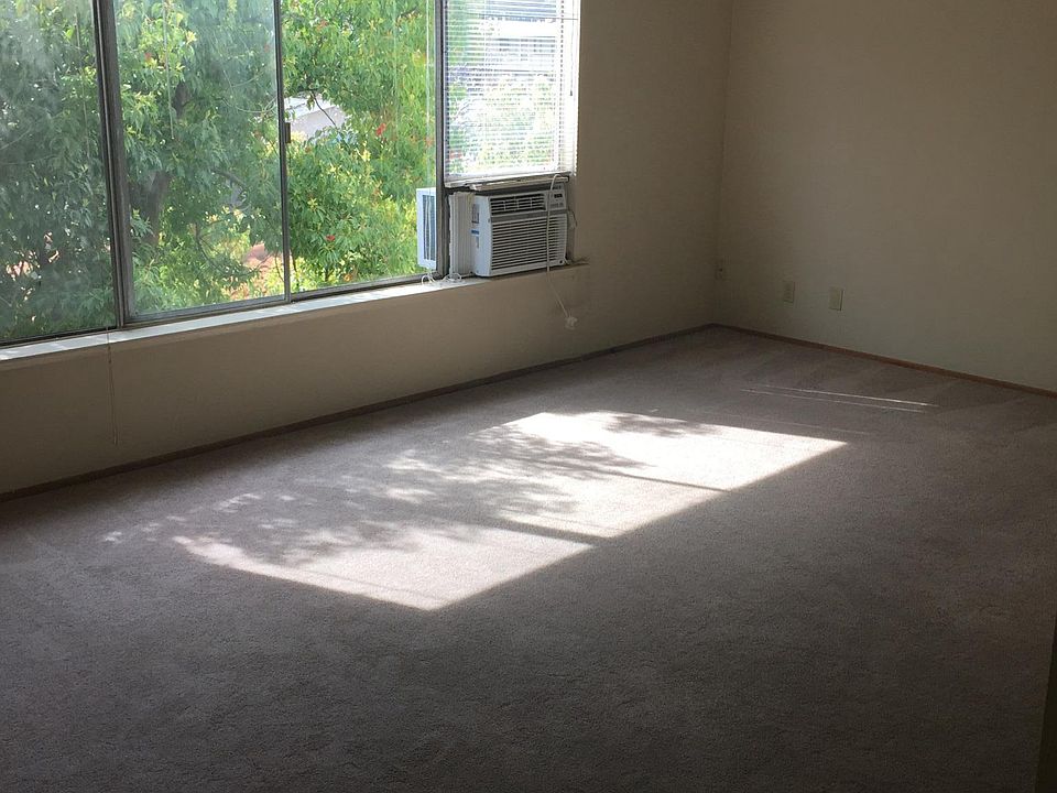 Living room w/air conditioner