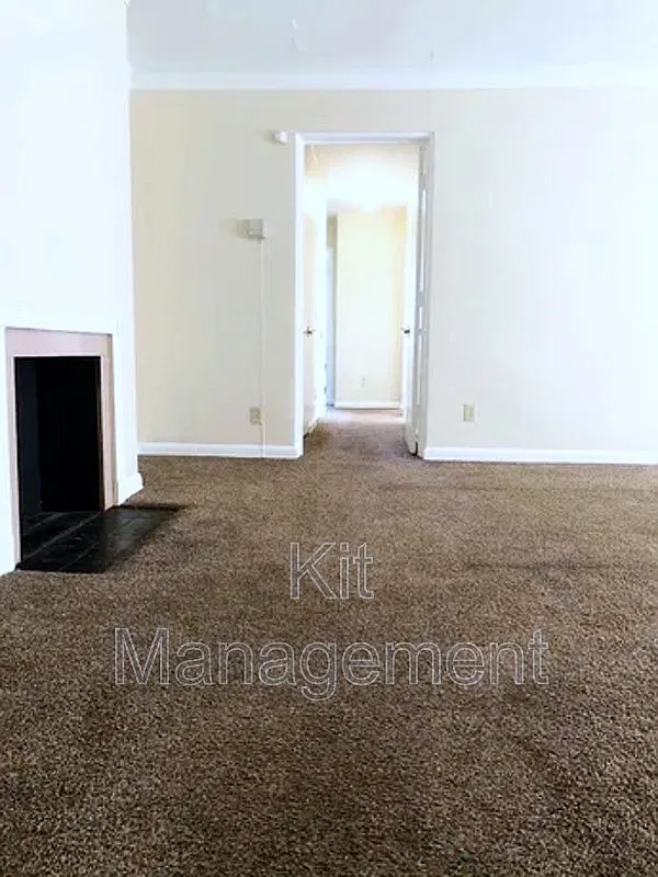 Large 2 Bedroom with garage — Photo 3